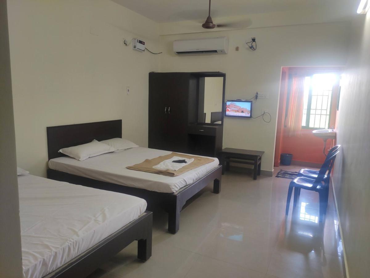 Subasree Cottage Tirunallar Exterior photo